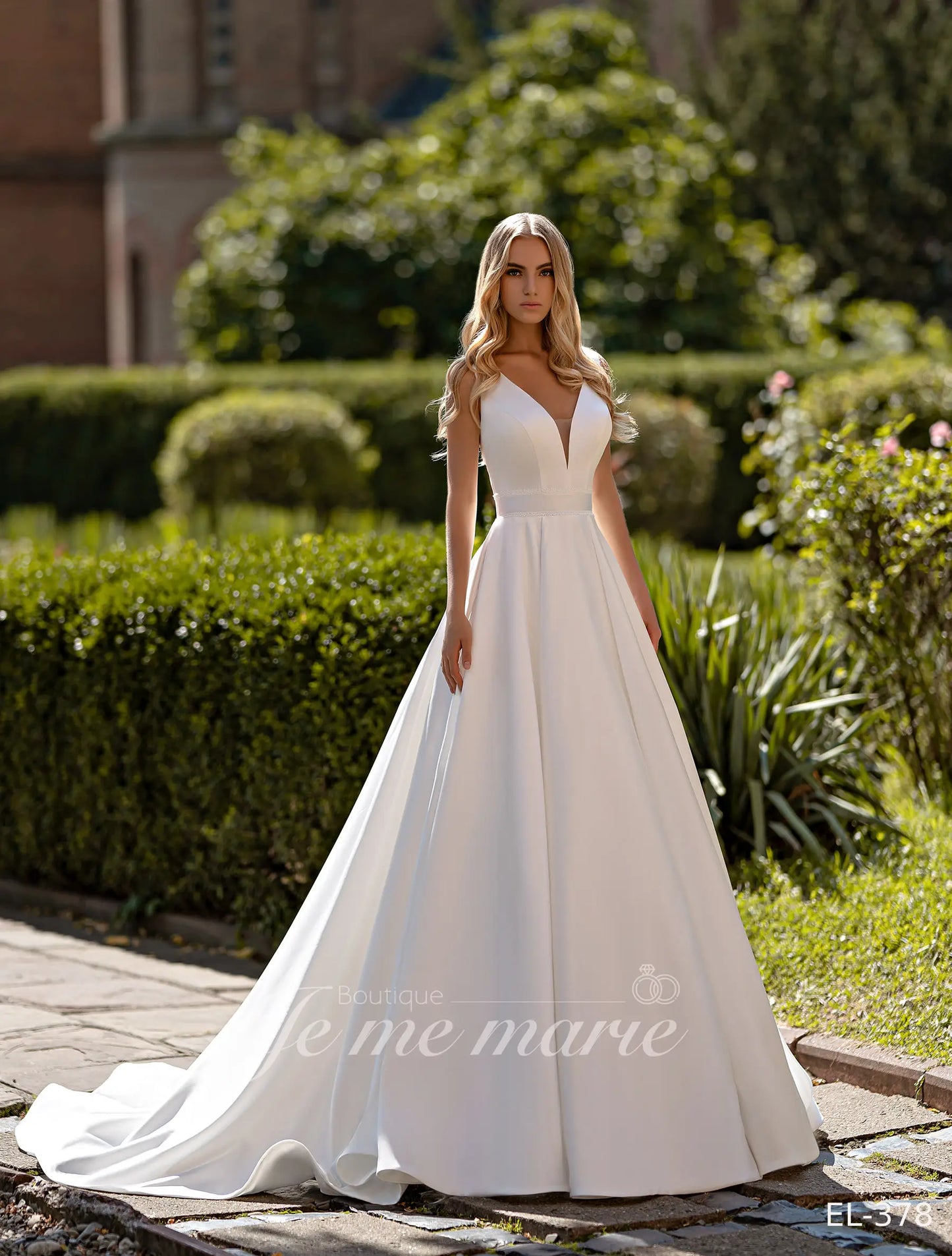EL-378 Robe en satin Blanc Diamant de haute qualité, cette robe de mariée est dotée de bretelles et d'un col V en forme de coeur