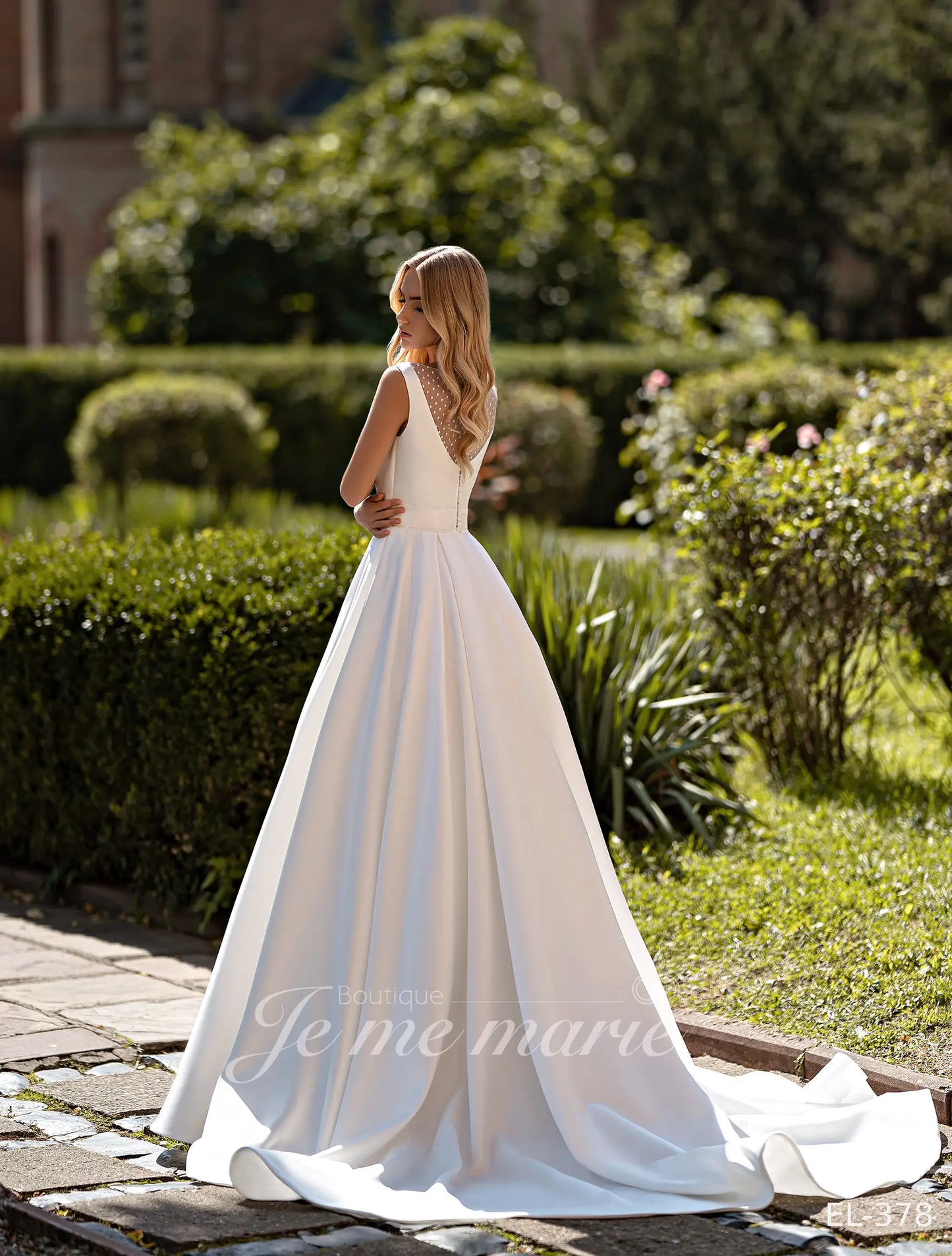 EL-378 Robe en satin Blanc Diamant de haute qualité, cette robe de mariée est dotée de bretelles et d'un col V en forme de coeur