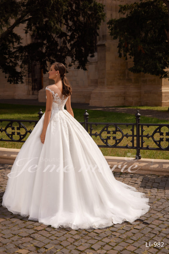 LI-982 robe de princesse en tulle. Le corsage en bustier en cœur et la bretelle semi-bateau