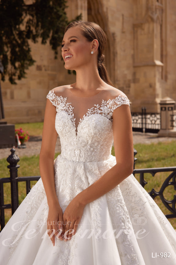 LI-982 robe de princesse en tulle. Le corsage en bustier en cœur et la bretelle semi-bateau