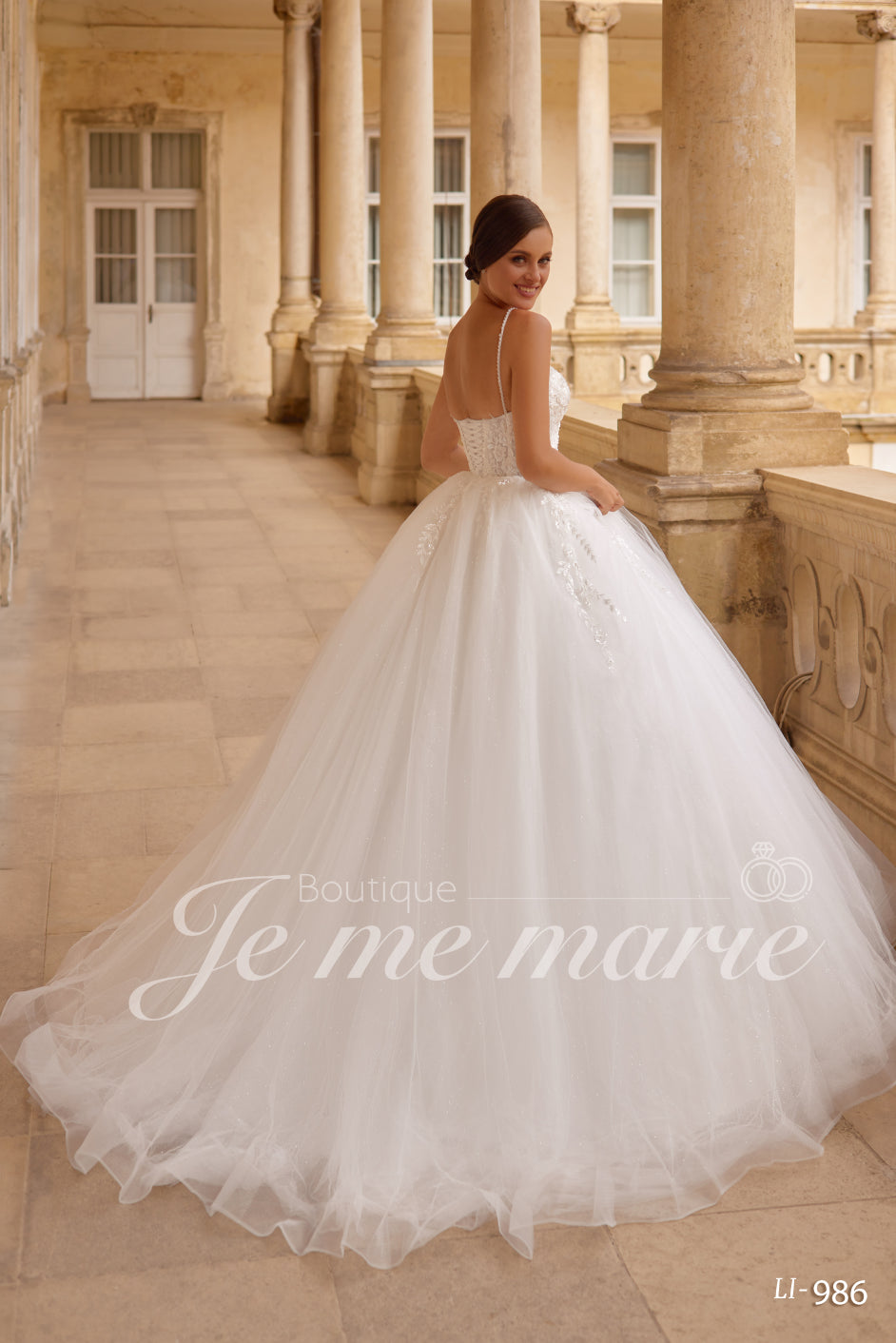 LI-986 Robe de mariée Ivoire : de silhouette princesse en tulle et remonté d'un bustier en coeur orné de dentelle et de pierres