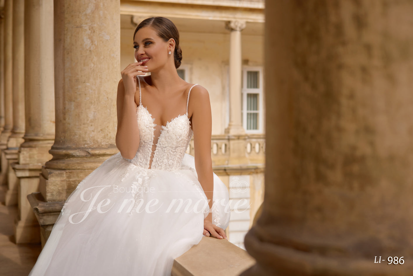LI-986 Robe de mariée Ivoire : de silhouette princesse en tulle et remonté d'un bustier en coeur orné de dentelle et de pierres
