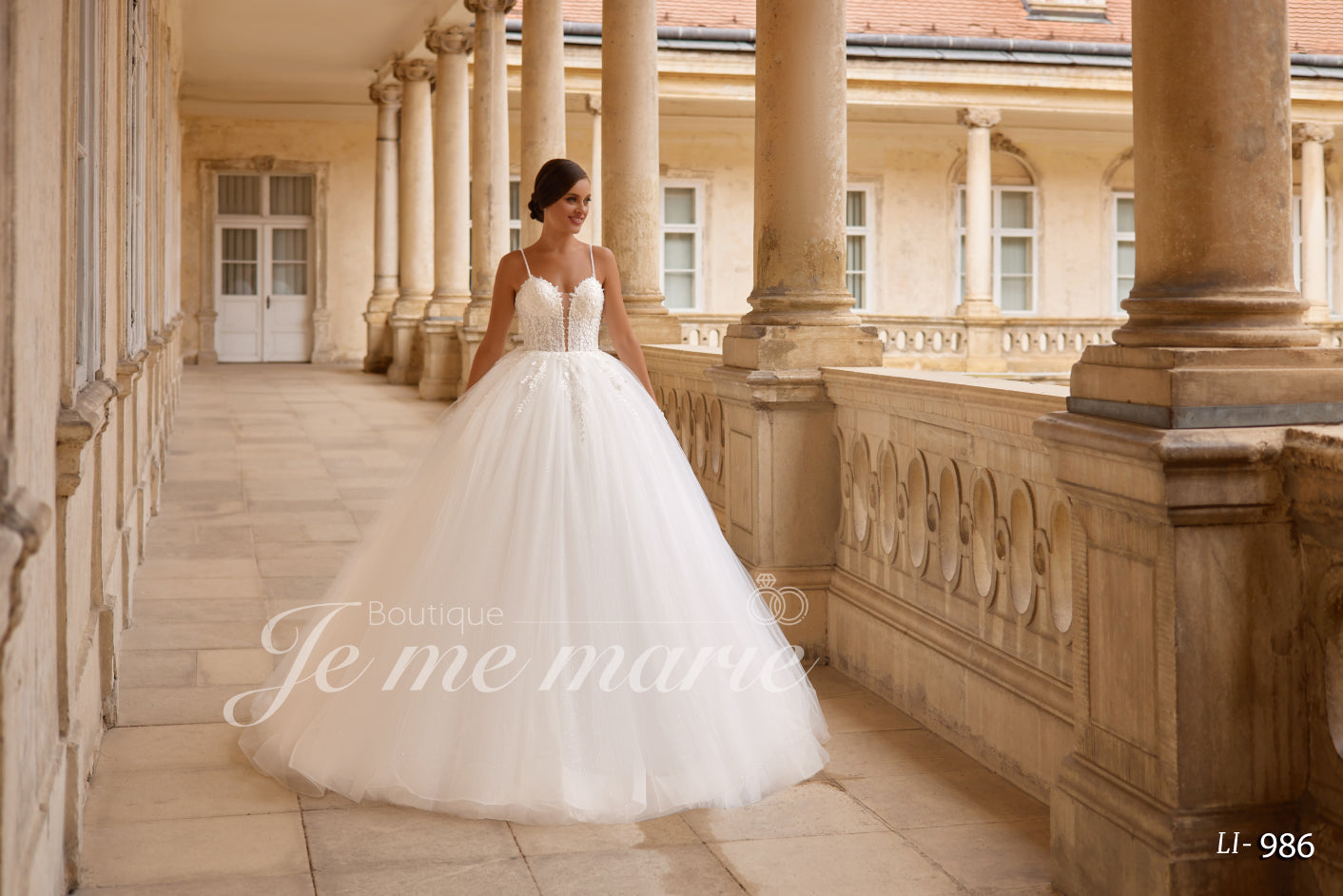 LI-986 Robe de mariée Ivoire : de silhouette princesse en tulle et remonté d'un bustier en coeur orné de dentelle et de pierres