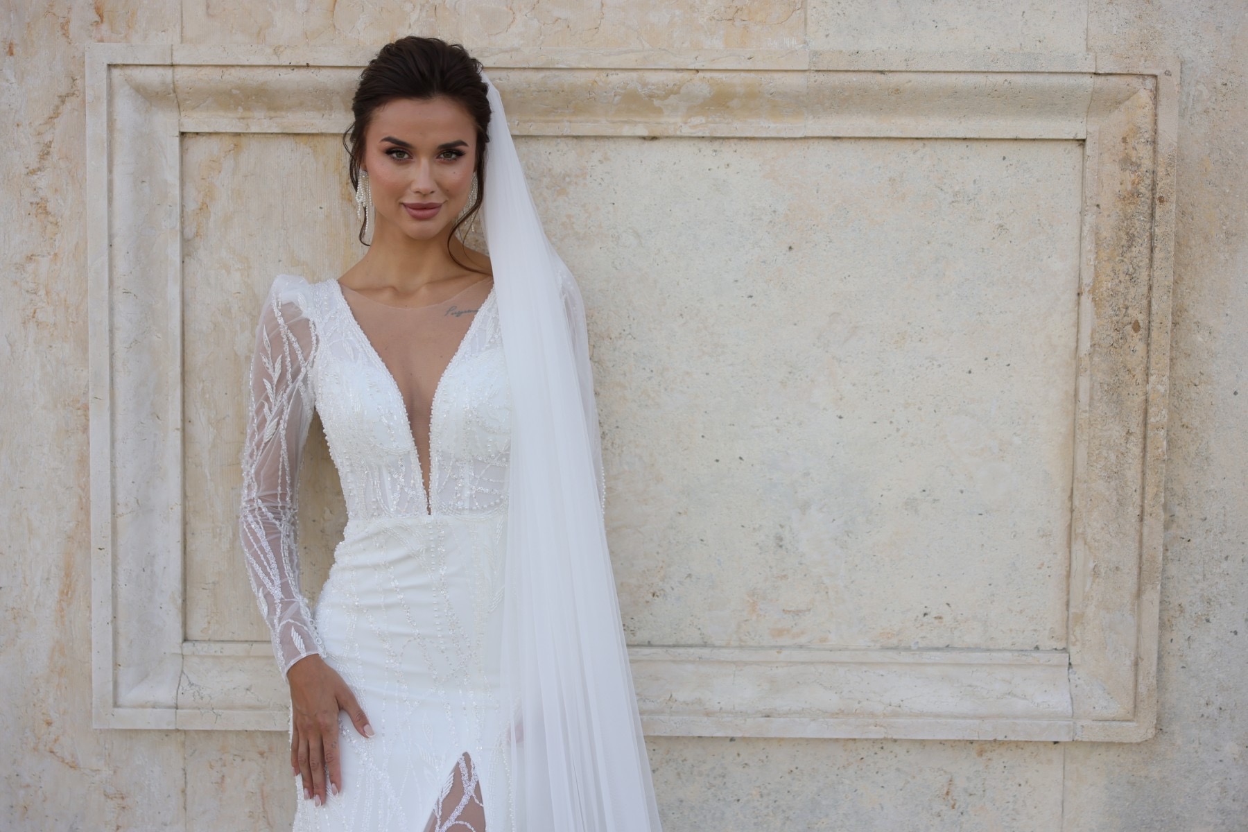 LI-1053 en crêpe et dentelle – Image 2