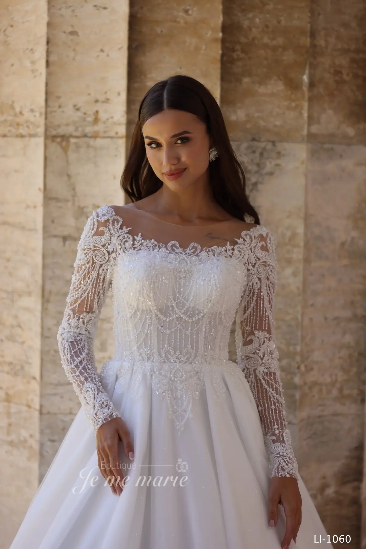 LI-1060 Robe de mariée col rond bas