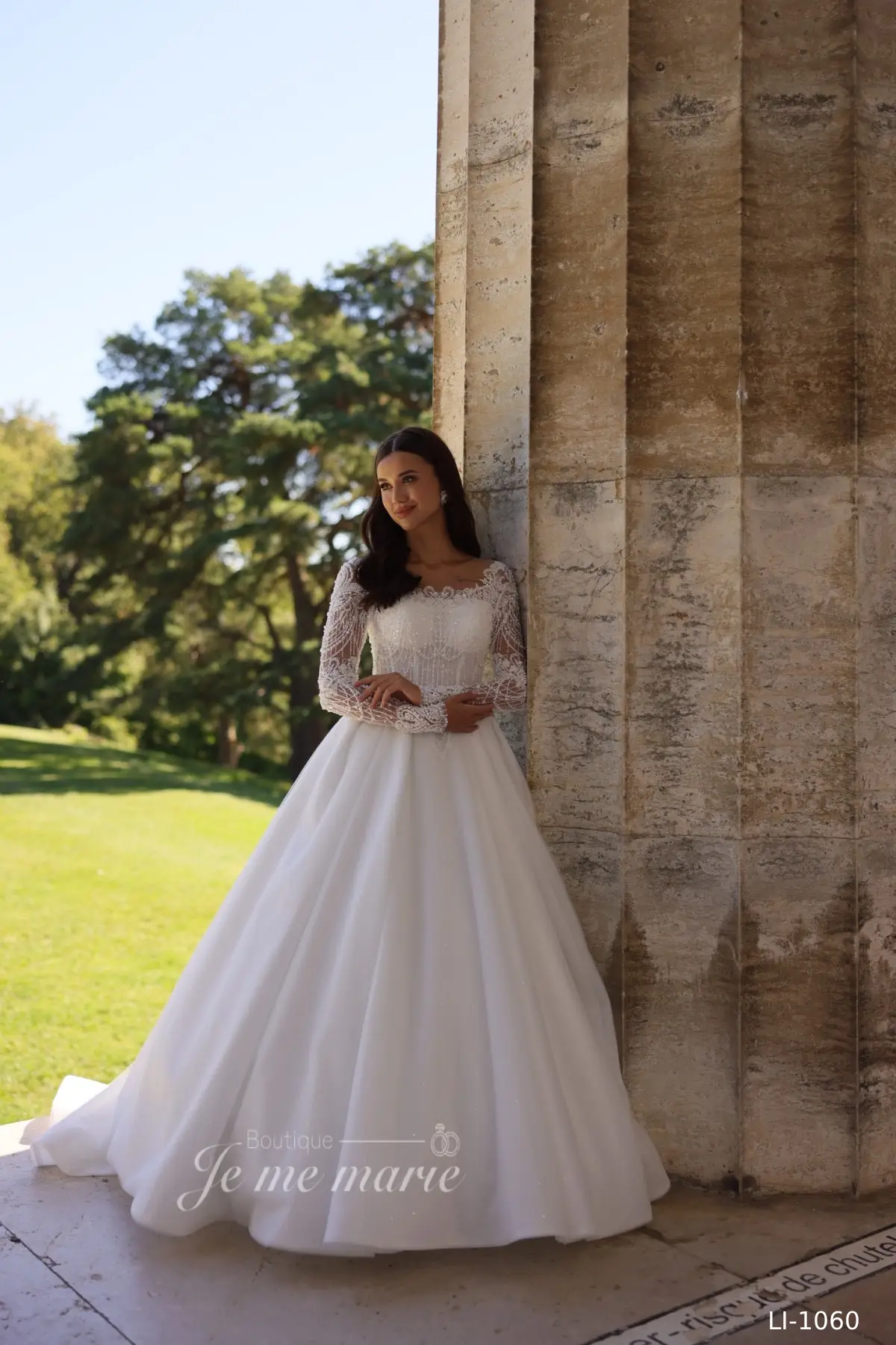 LI-1060 Robe de mariée col rond bas – Image 2