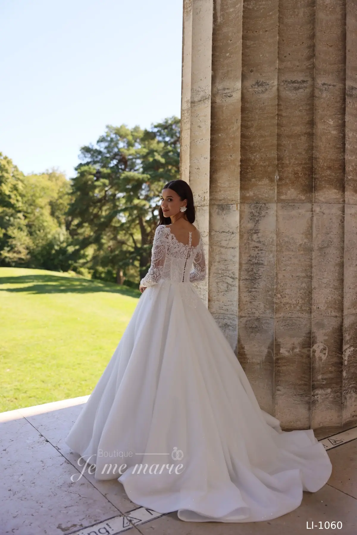 LI-1060 Robe de mariée col rond bas – Image 3