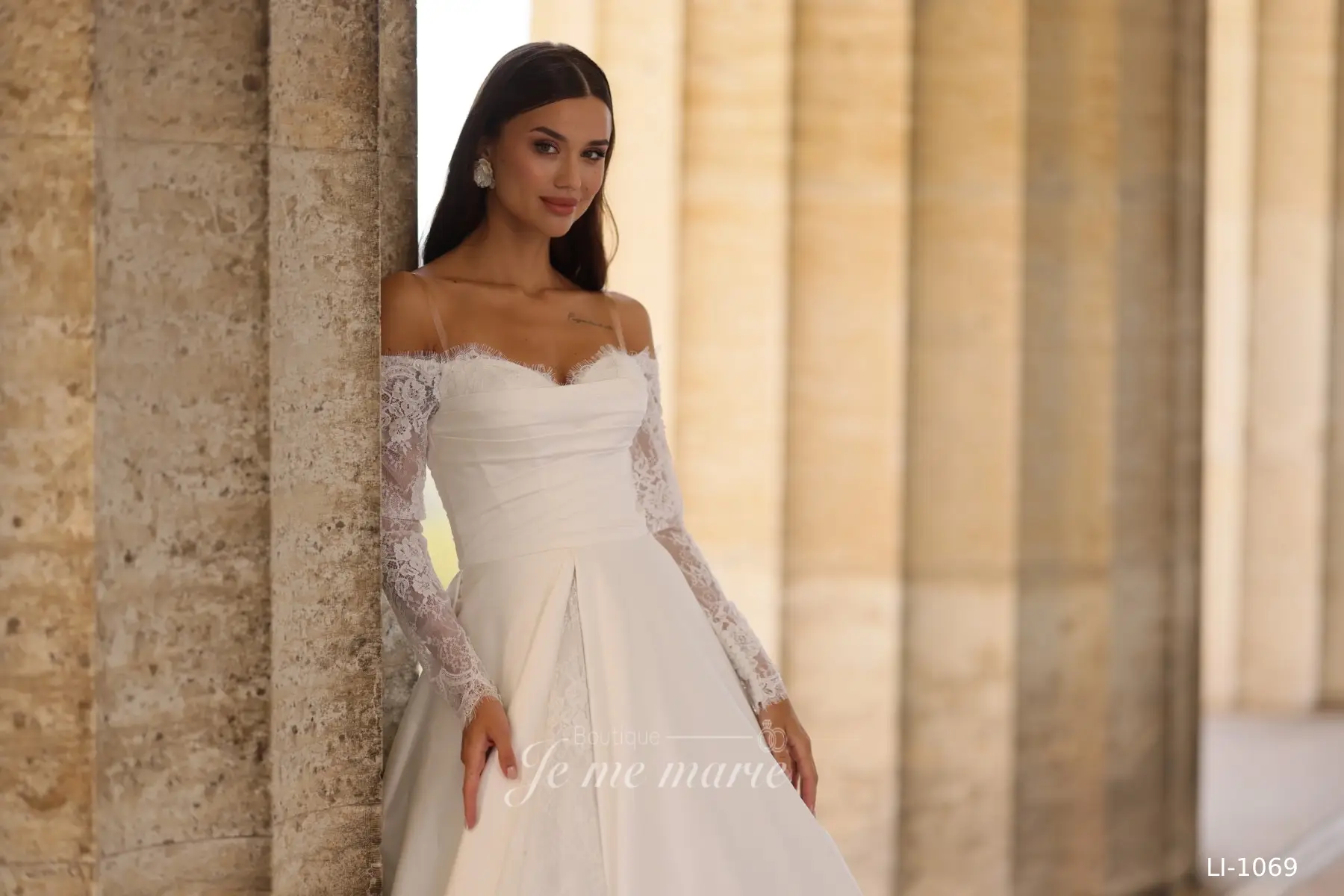 LI-1068 robe satin et dentelle