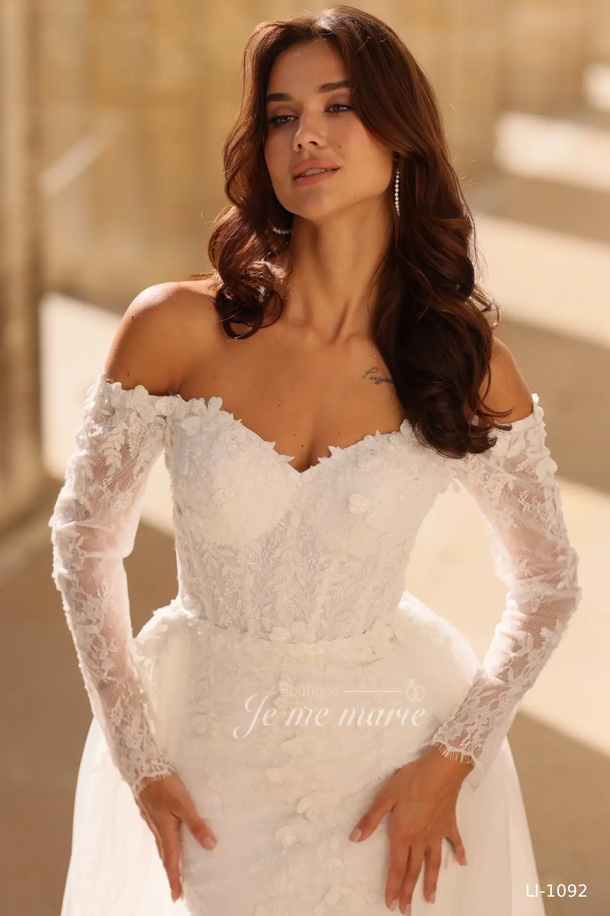 LI-1092 robe trompette avec jupe